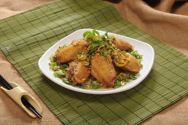 102 椒盐鸡翅 SALT & PEPPER CHICKEN WINGS.