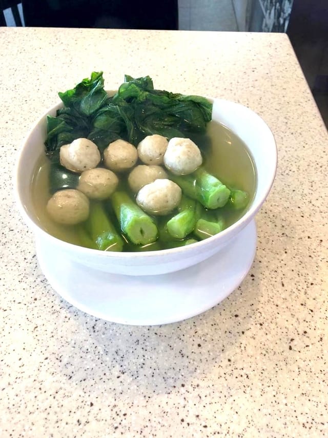 33 鱼蛋菜汤 FISH BALL WITH VEGETABLE SOUP.