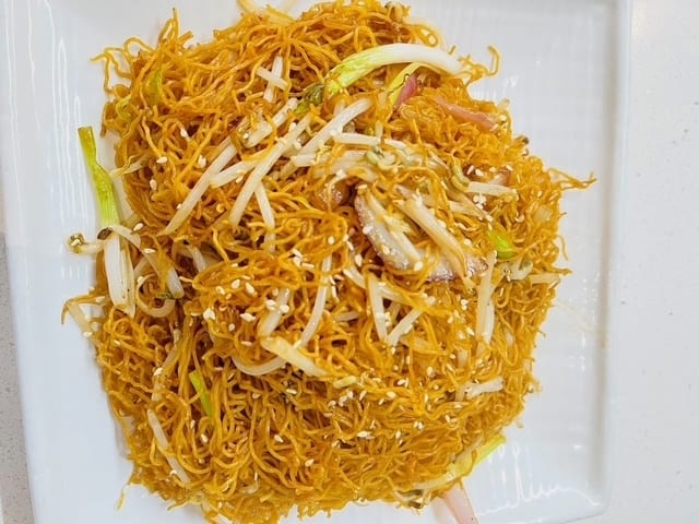 73 豉油皇炒面 CHOW MEIN WITH SOY SAUCE.