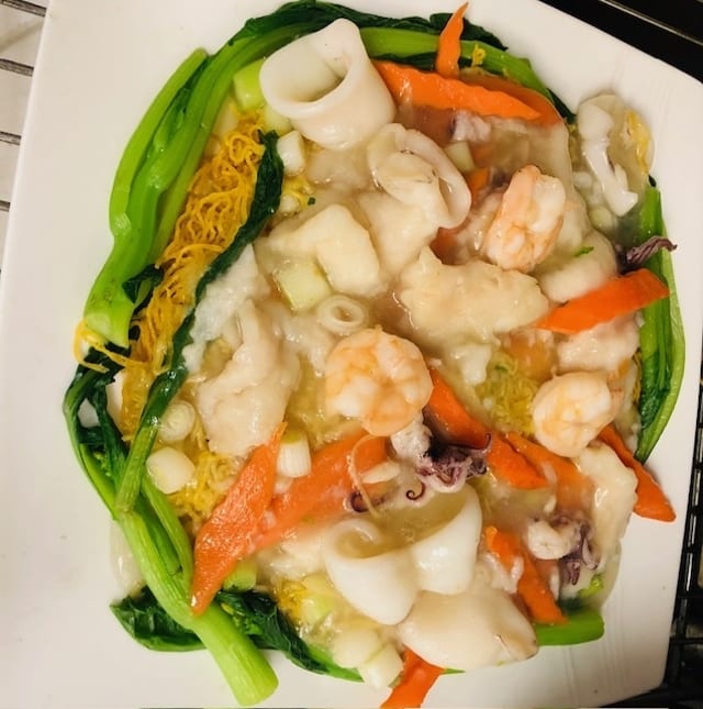 70 海鲜双面黄 CRISPY PAN FRIED NOODLES W/SEAFOOD.