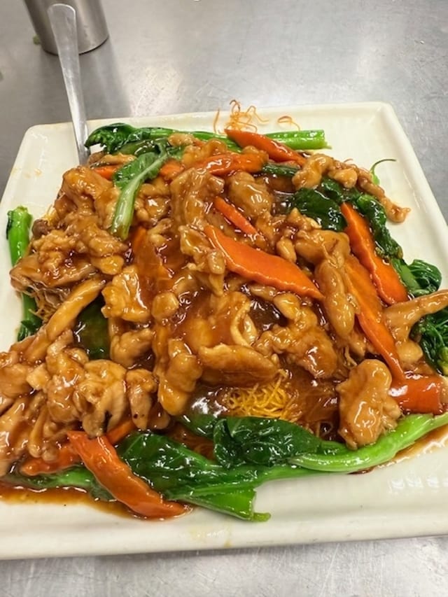 71 鸡肉双面黄 CRISPY PAN FRIED NOODLES W/CHICKEN.