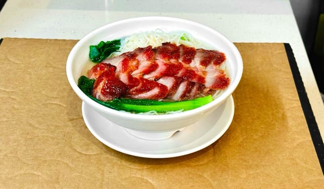 F 叉烧汤面 BBQ PORK NOODLE SOUP.