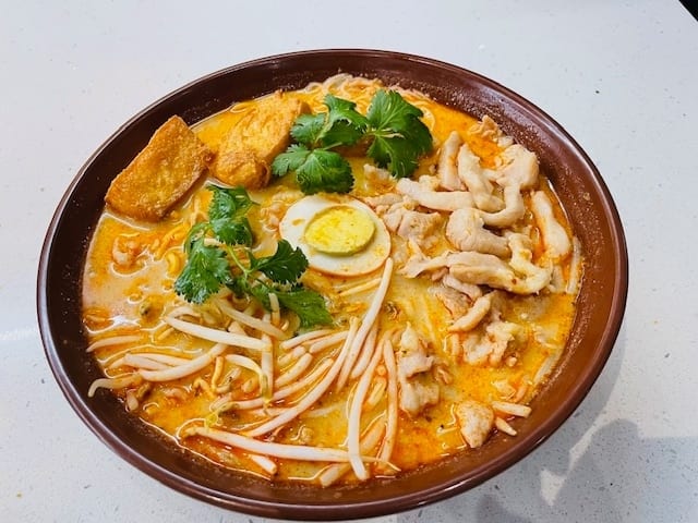 54 咖喱鸡肉叻沙 CHICKEN CURRY LAKSA NOODLE SOUP.
