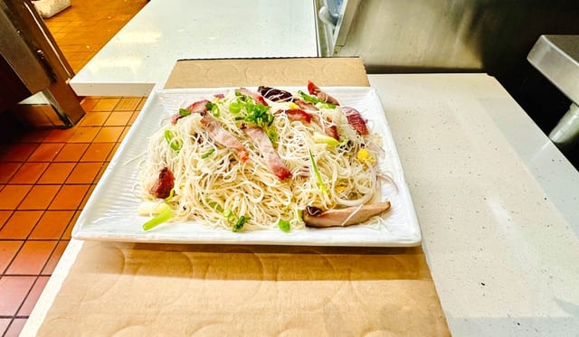 E 叉烧炒面 BBQ PORK STIR-FRIED NOODLE.