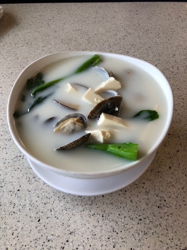 28 沙蚬豆腐汤 CLAM & TOFU SOUP.
