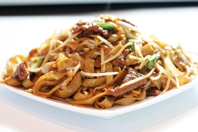 64 干炒牛河 BEEF CHOW FUN.