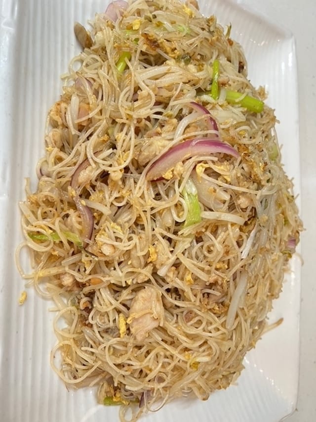 69 咸鱼鸡粒鸳鸯米粉 SALTED FISH & CHICKEN WITH VERMICELLI.